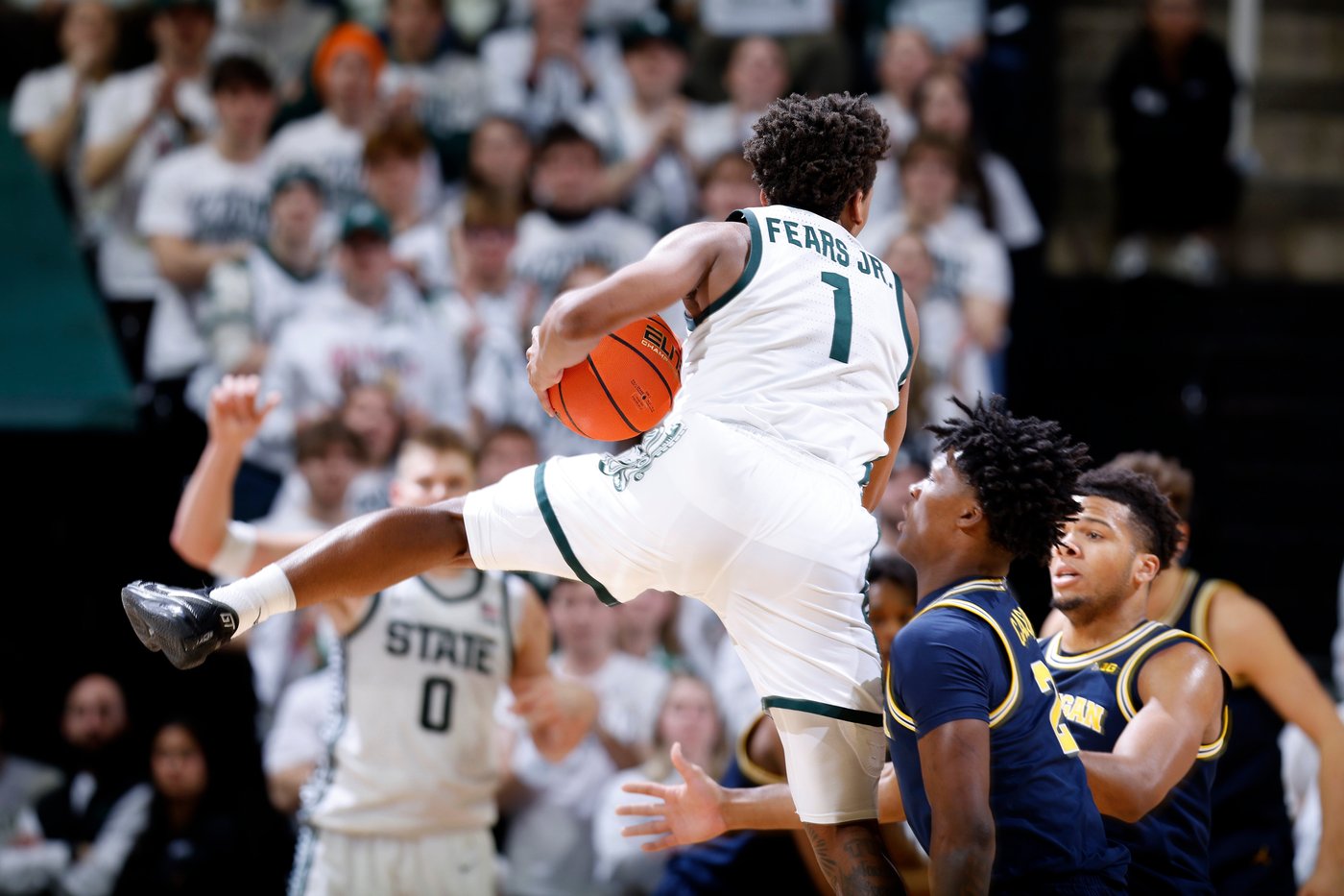 No. 3 Michigan beats No. 7 Michigan State 83-71, takes sole possession of 1st place in Big Ten | iNFOnews.ca