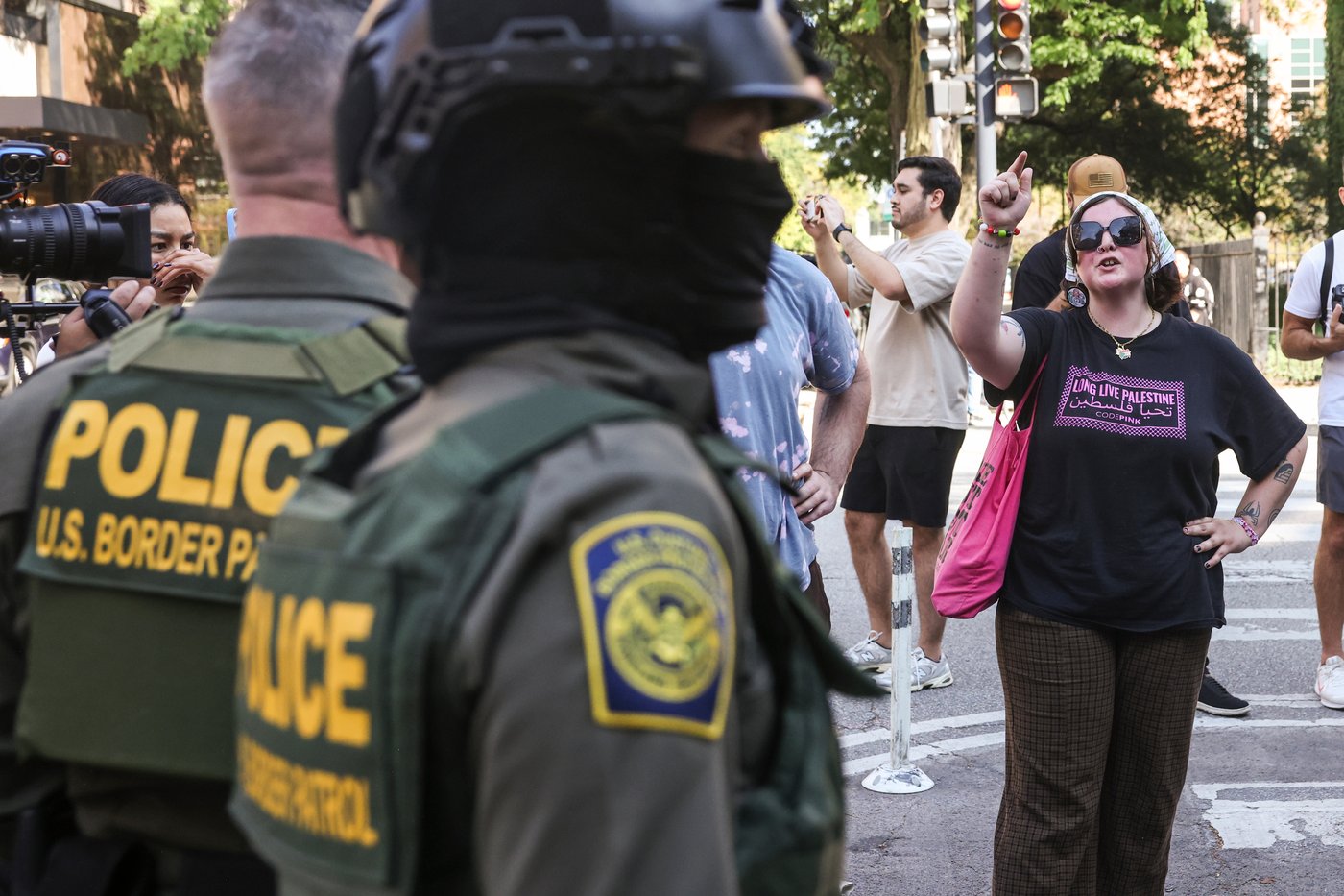 Illinois governor says troops could be deployed to Chicago as immigration agents patrol downtown | iNFOnews.ca