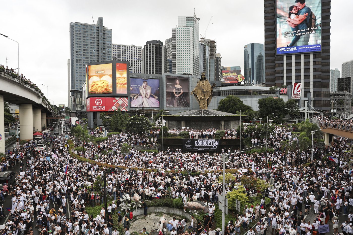 Dozens arrested and hurt in clashes with police near Philippine presidential palace | iNFOnews.ca