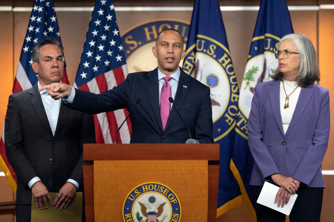 Both parties blame each other on 1st day of government shutdown as tourist sites close | iNFOnews.ca