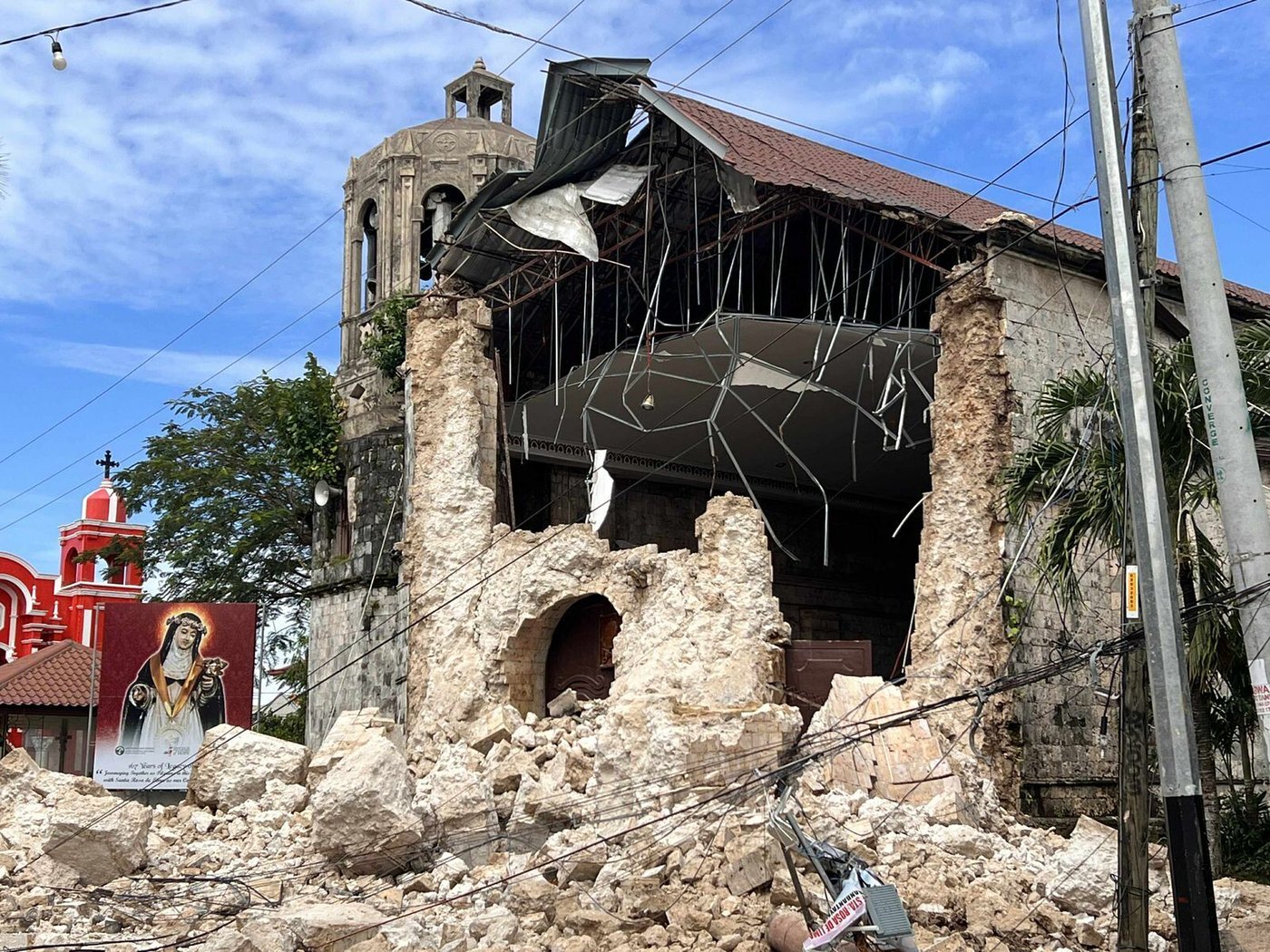 Photos show the destruction and rescue efforts after an earthquake in the Philippines | iNFOnews.ca