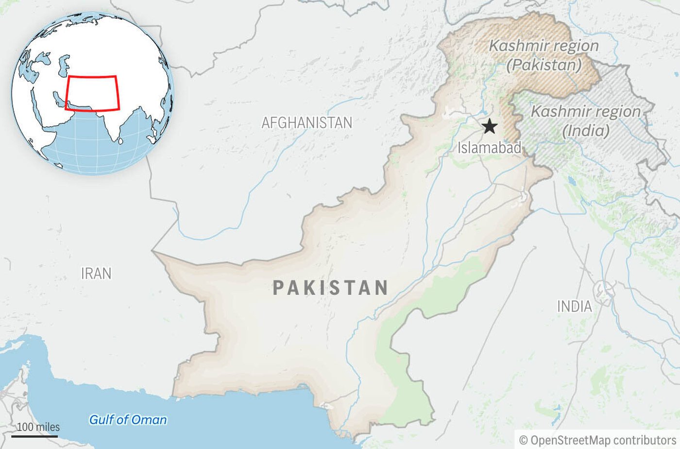 Roadside bombing kills 3 police officers in northwest Pakistan | iNFOnews.ca Roadside bombing kills 3 police officers in northwest Pakistan | iNFOnews.ca