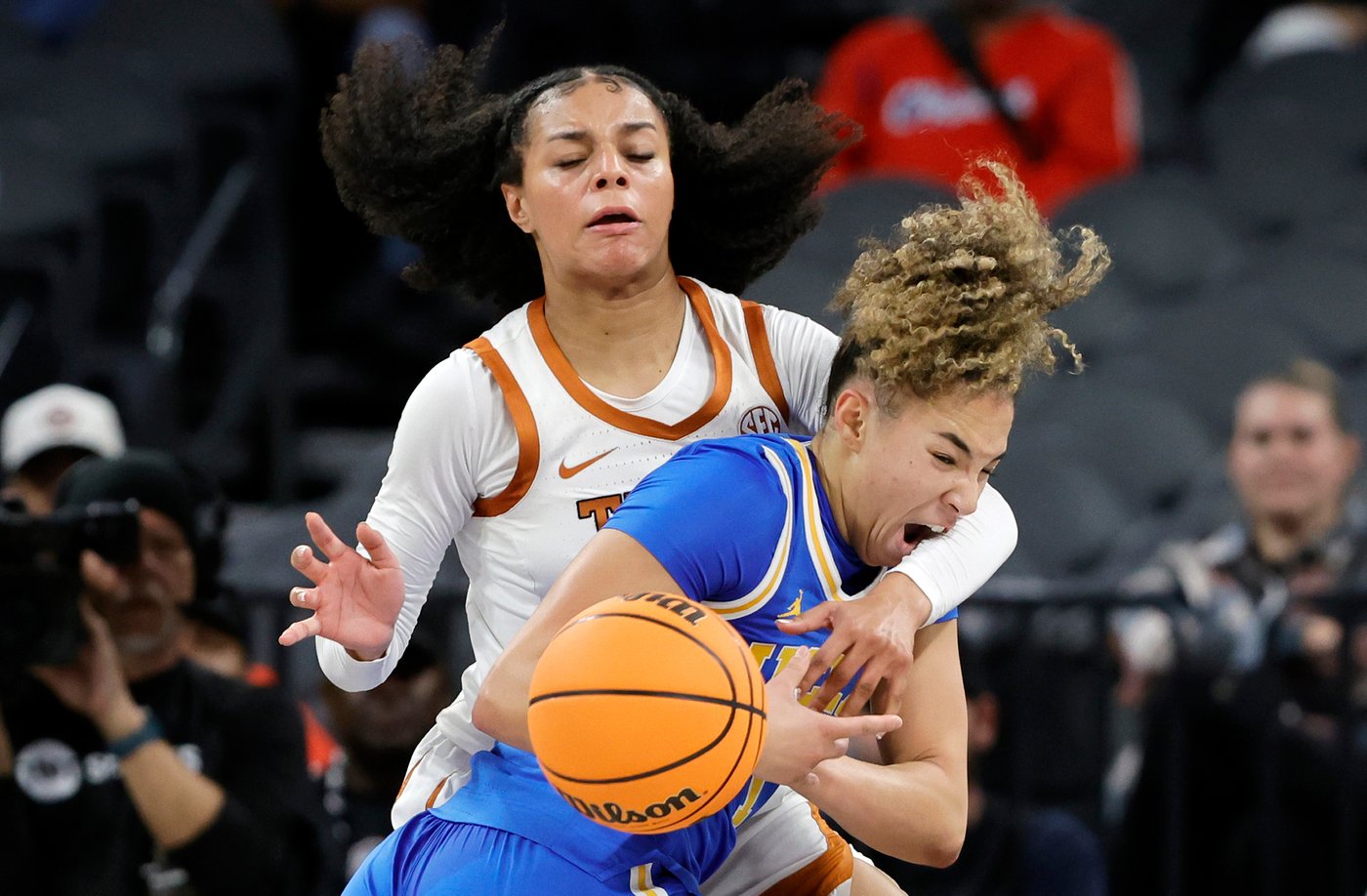 No. 4 Texas holds off No. 3 UCLA in 76-65 victory to advance to Players Era Championship | iNFOnews.ca