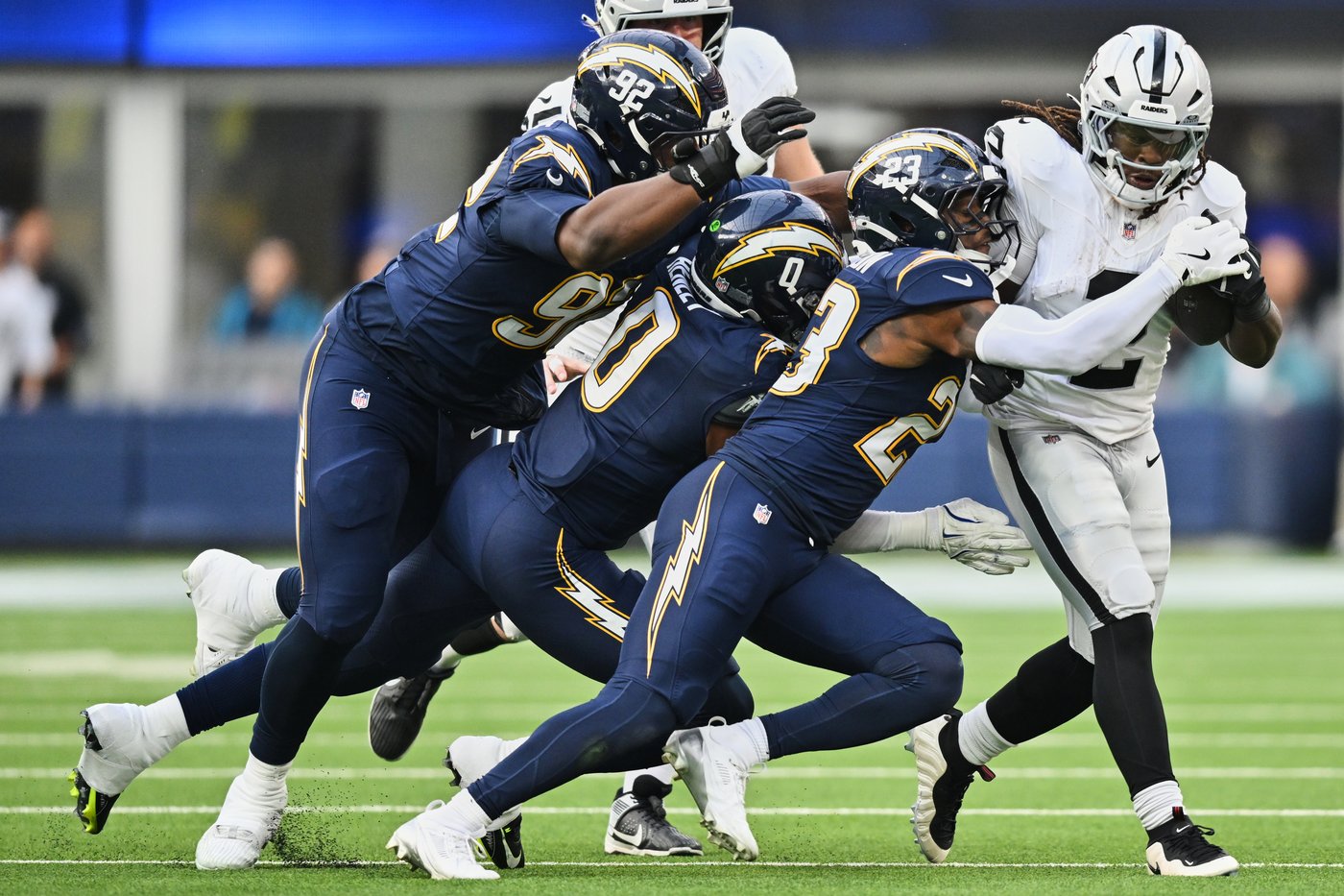 Herbert throws 2 TD passes despite hand injury, Chargers send Raiders to 6th straight loss, 31-14 | iNFOnews.ca