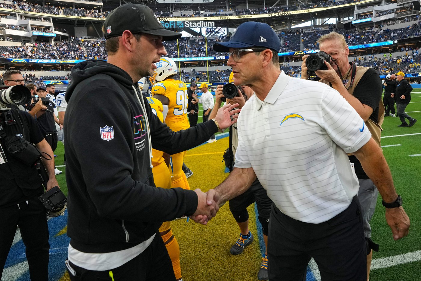 Jonathan Taylor scores 3 touchdowns and Colts beat Chargers 38-24 for NFL-leading 6th victory | iNFOnews.ca Jonathan Taylor scores 3 touchdowns and Colts beat Chargers 38-24 for NFL-leading 6th victory | iNFOnews.ca