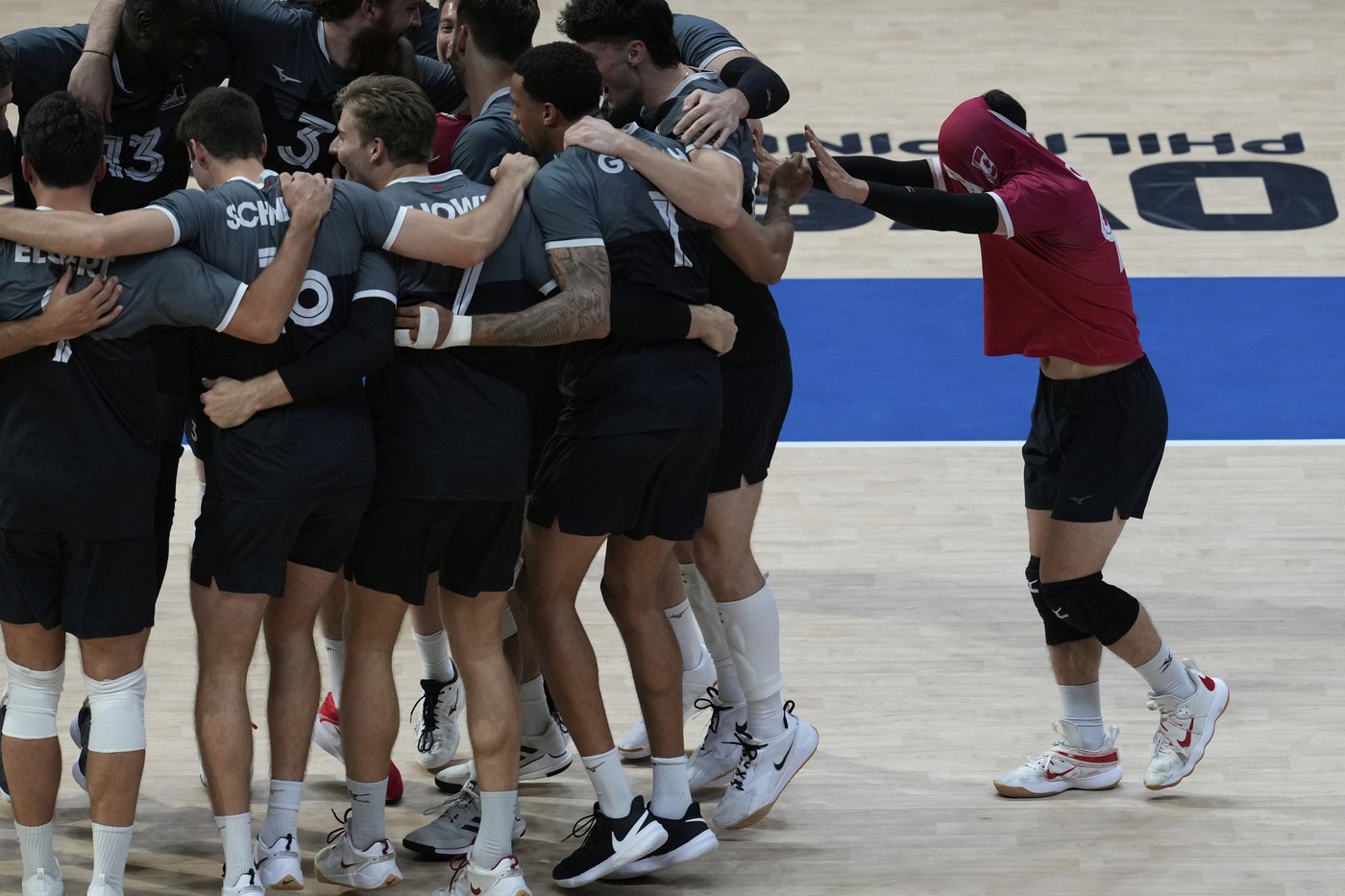 Canada advances to Round of 16 at men's volleyball championship with upset of Japan | iNFOnews.ca