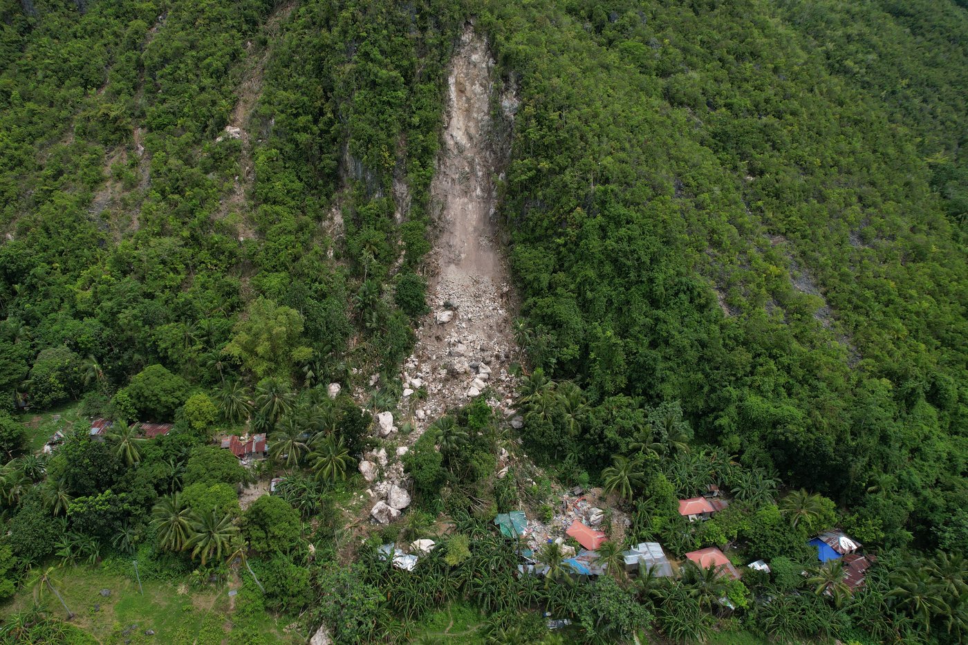 Photos show the destruction and rescue efforts after an earthquake in the Philippines | iNFOnews.ca