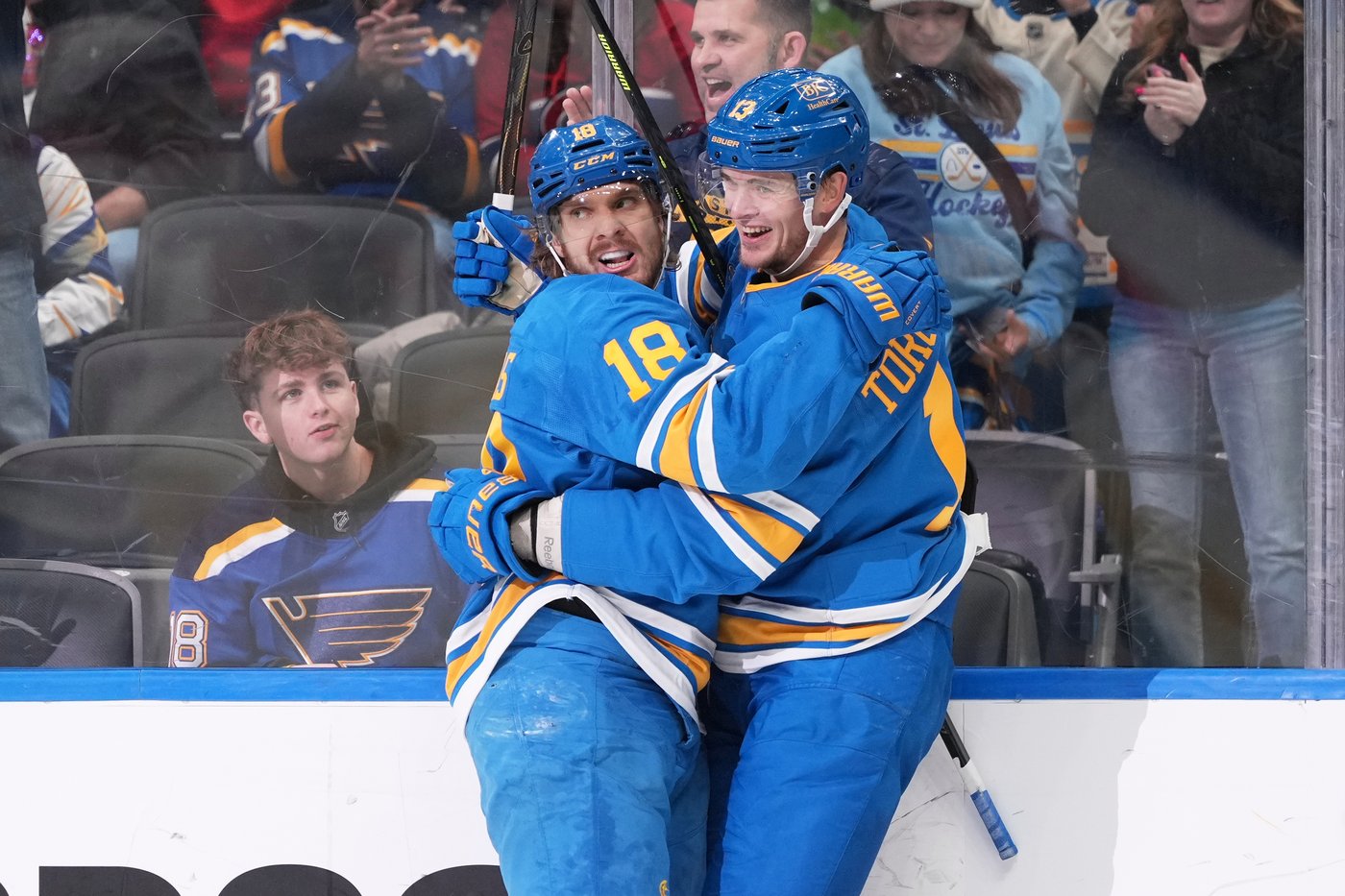 Binnington makes 25 saves for 1st shutout of the season, Blues beat Canadiens 2-0s | iNFOnews.ca