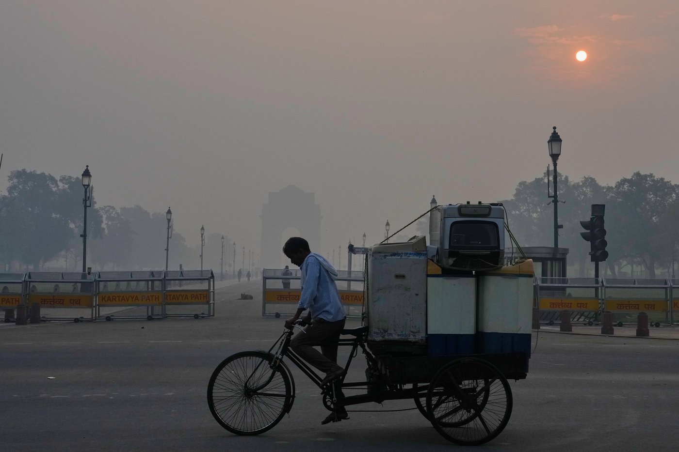 Thick, hazardous smog blankets New Delhi after Diwali fireworks | iNFOnews.ca