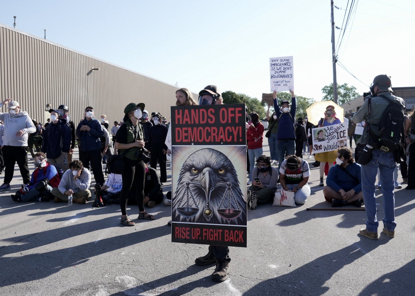 Federal agents fire chemicals as protesters try to block car at immigration site outside Chicago | iNFOnews.ca