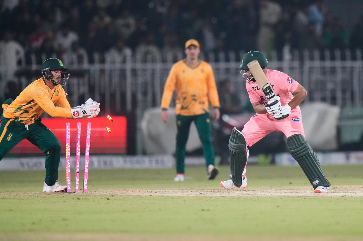 South Africa beats Pakistan as Babar goes for duck in his T20 comeback | iNFOnews.ca South Africa beats Pakistan as Babar goes for duck in his T20 comeback | iNFOnews.ca