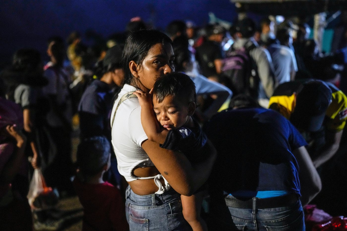 The top 2025 immigration photos by AP’s photojournalists | iNFOnews.ca