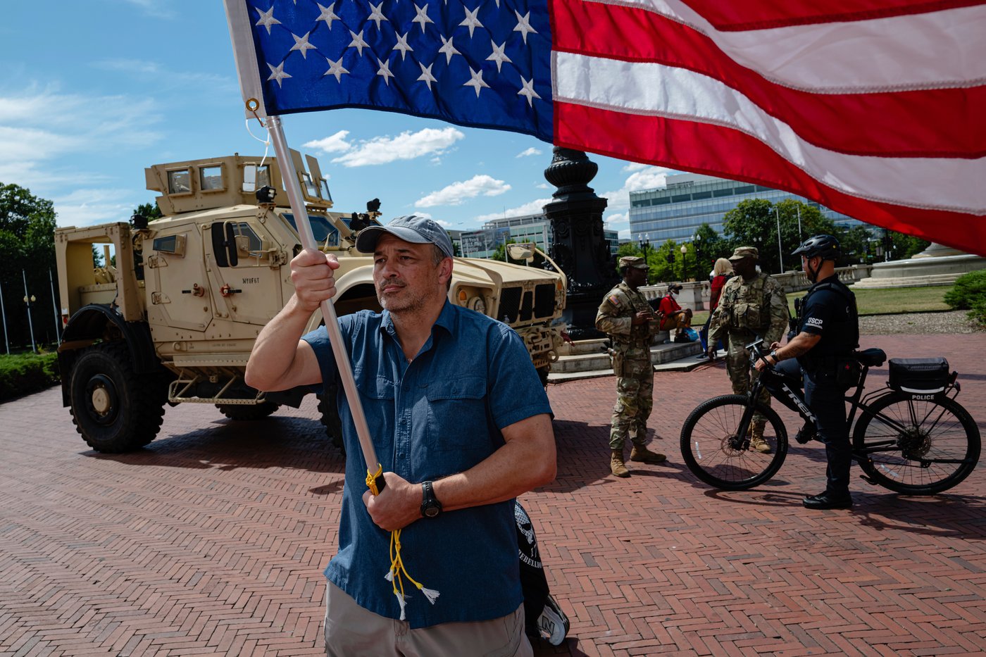 Photos of week three of Washington's federal takeover, as troops on patrol start carrying guns | iNFOnews.ca