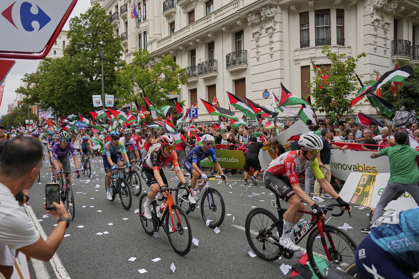 Spanish Vuelta stage cut short because of disruption by pro-Palestinian protesters near finish line | iNFOnews.ca Spanish Vuelta stage cut short because of disruption by pro-Palestinian protesters near finish line | iNFOnews.ca