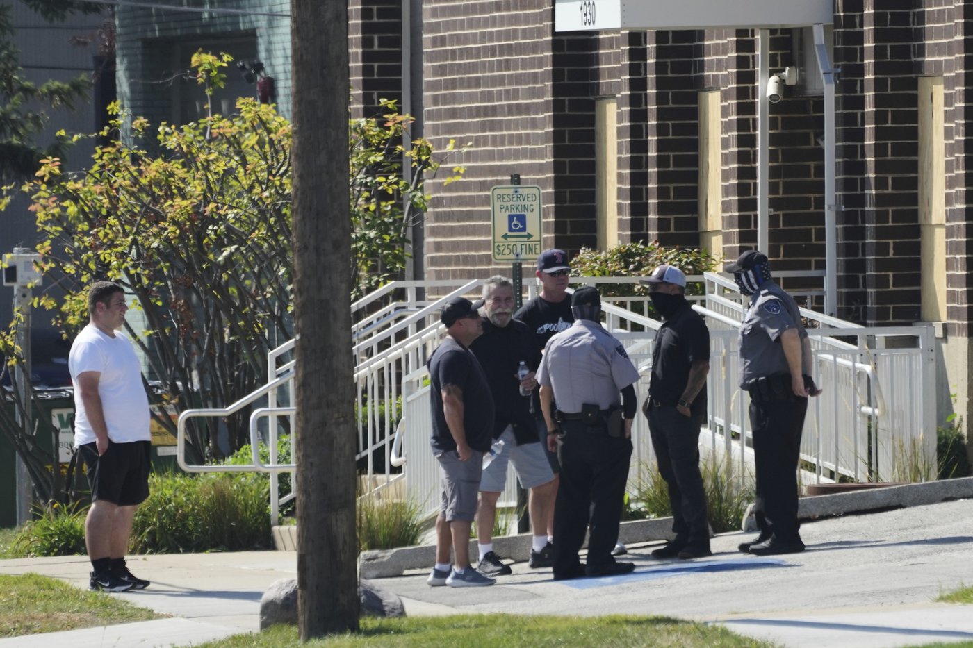 As immigration arrests spike in Chicago, activists escalate tactics to fight back | iNFOnews.ca