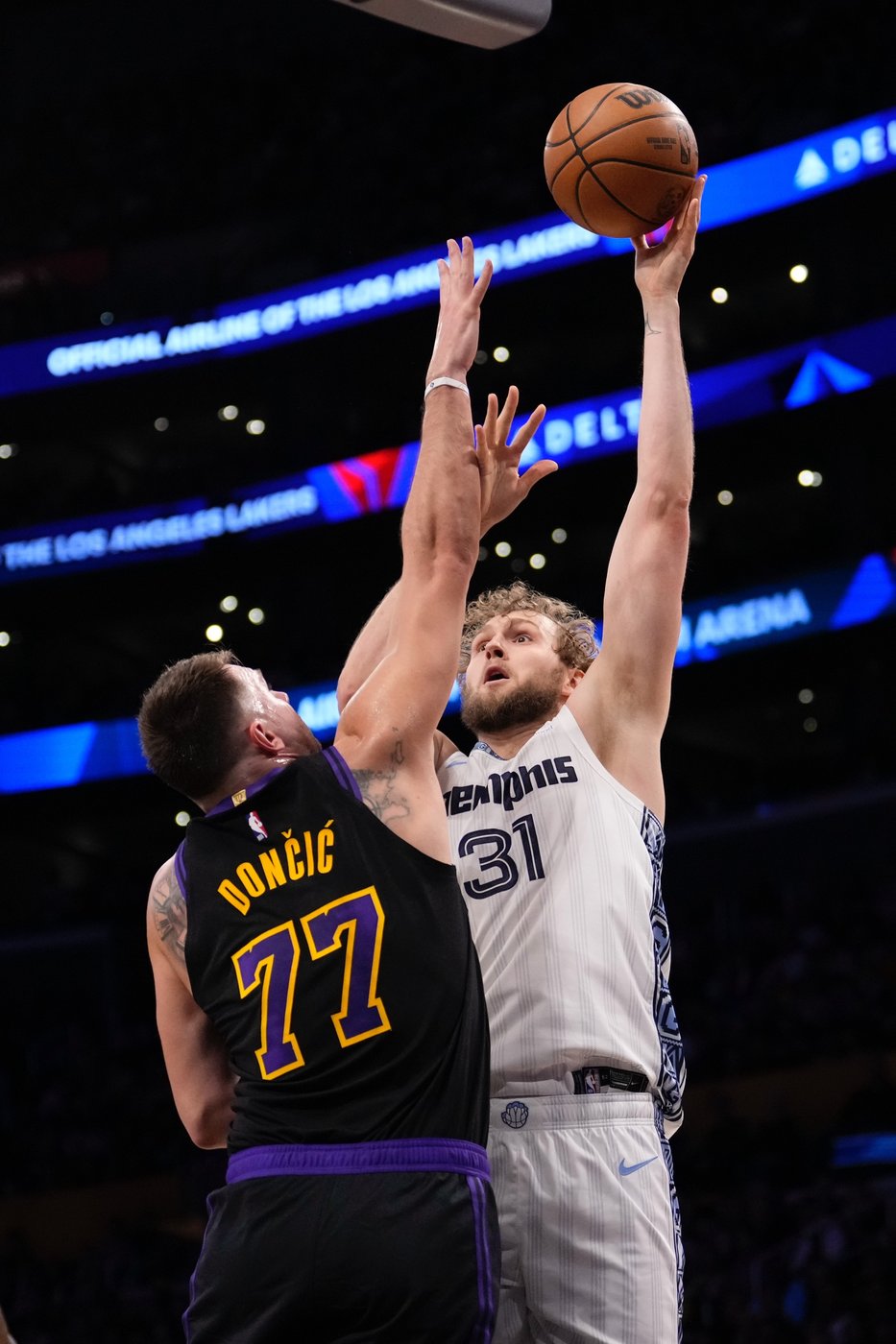 Doncic and James lead Lakers' rally to beat shorthanded Grizzlies 128-121 | iNFOnews.ca