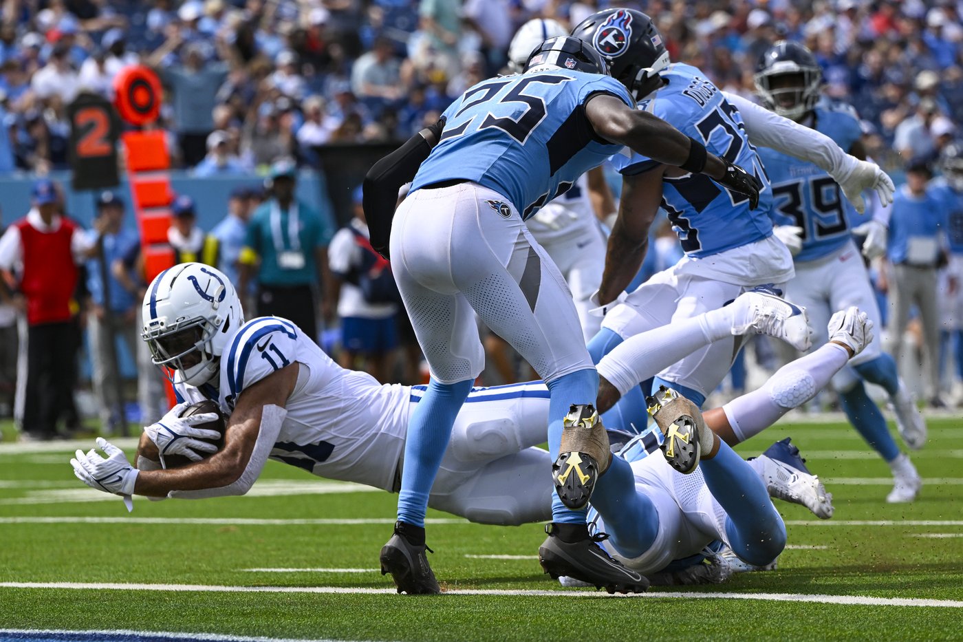 Jonathan Taylor's 3 TDs keeps Colts undefeated with 41-20 thumping of winless Titans | iNFOnews.ca Jonathan Taylor's 3 TDs keeps Colts undefeated with 41-20 thumping of winless Titans | iNFOnews.ca