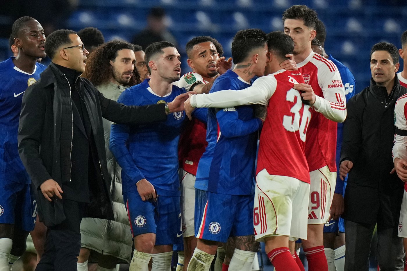 Arsenal feasts on Sanchez mistakes to set up 3-2 win over Chelsea in League Cup semifinals | iNFOnews.ca