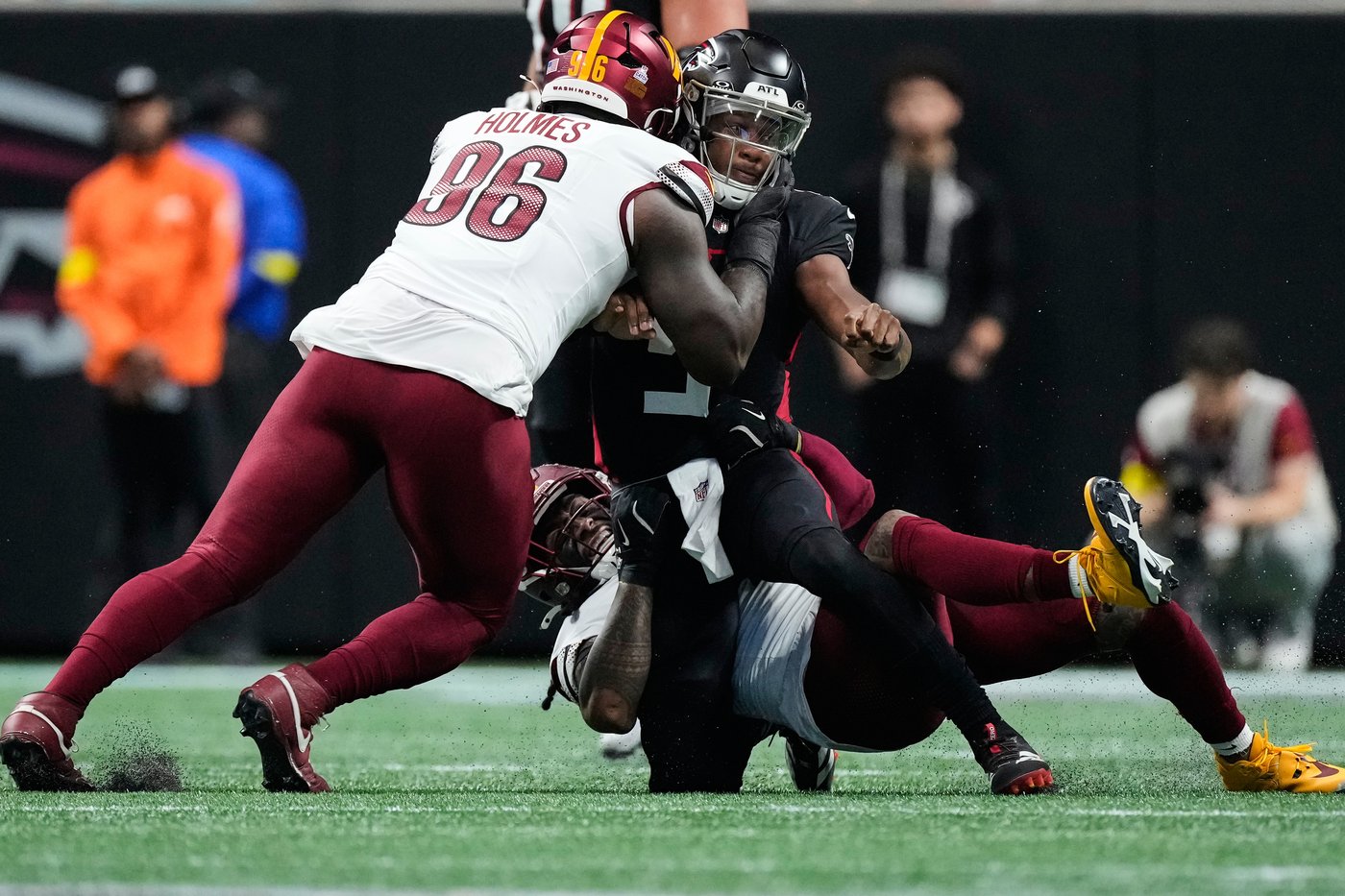 Chargers' injured O-line faces Commanders' ineffective pass rush in showdown of struggling fronts | iNFOnews.ca