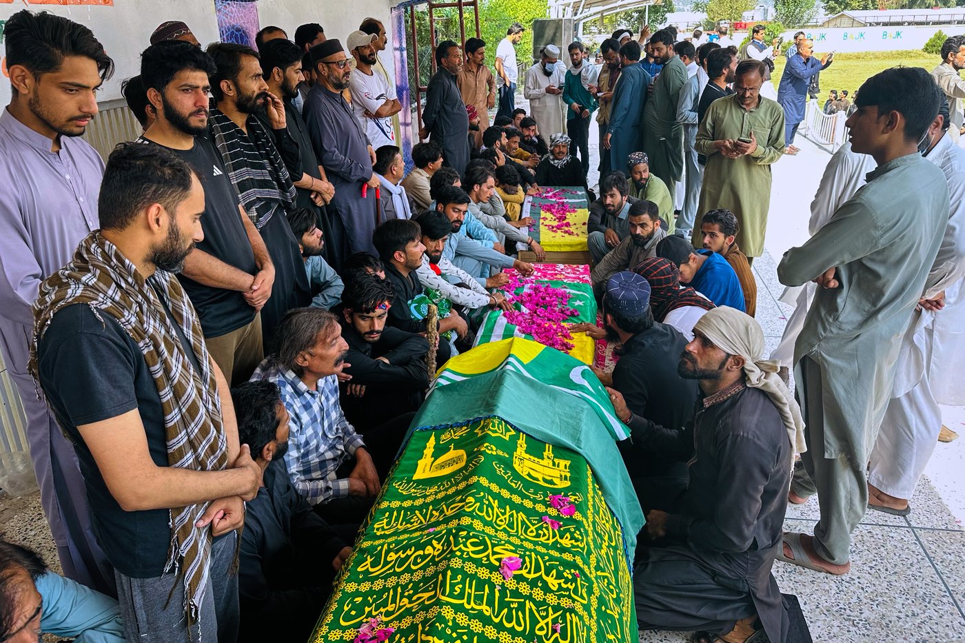 Pakistan opens talks with Kashmir protesters as PM calls for calm after deadly clashes | iNFOnews.ca