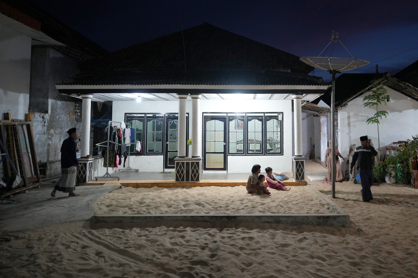 PHOTO ESSAY: Indonesia’s village keeps tradition of life on sand | iNFOnews.ca
