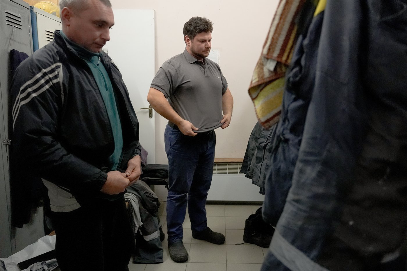 PHOTO ESSAY: Energy workers risk their lives to keep Ukraine's lights on as Russia attacks | iNFOnews.ca