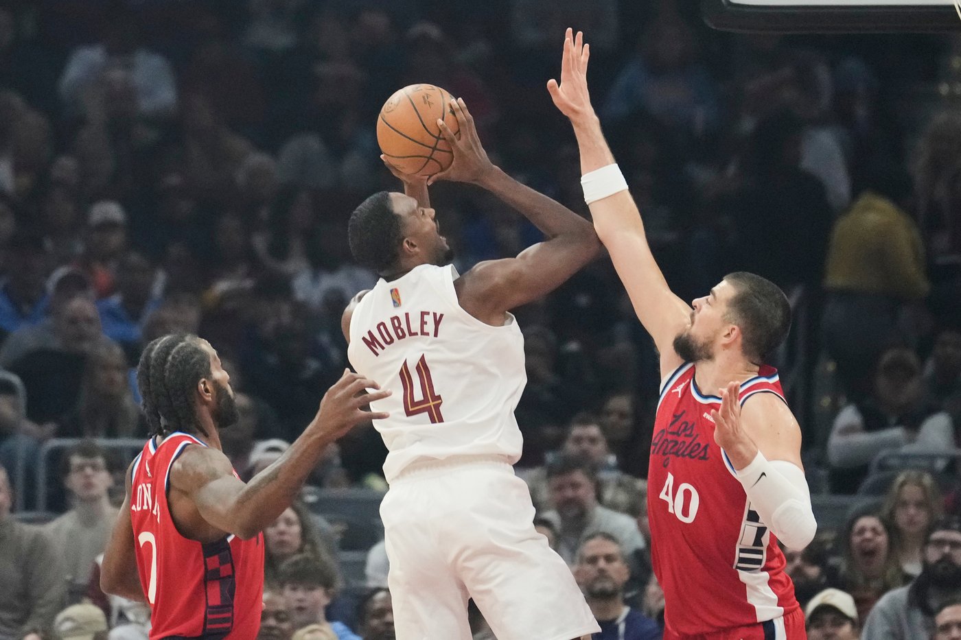Donovan Mitchell scores 37 points, takes over in 3rd in Cavaliers' 120-105 win over Clippers | iNFOnews.ca