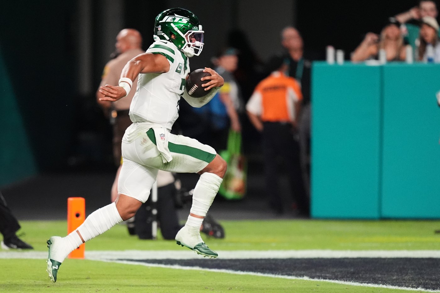 Darren Waller has 2 TDs, Dolphins beat Jets 27-21 but lose Tyreek Hill to serious leg injury | iNFOnews.ca