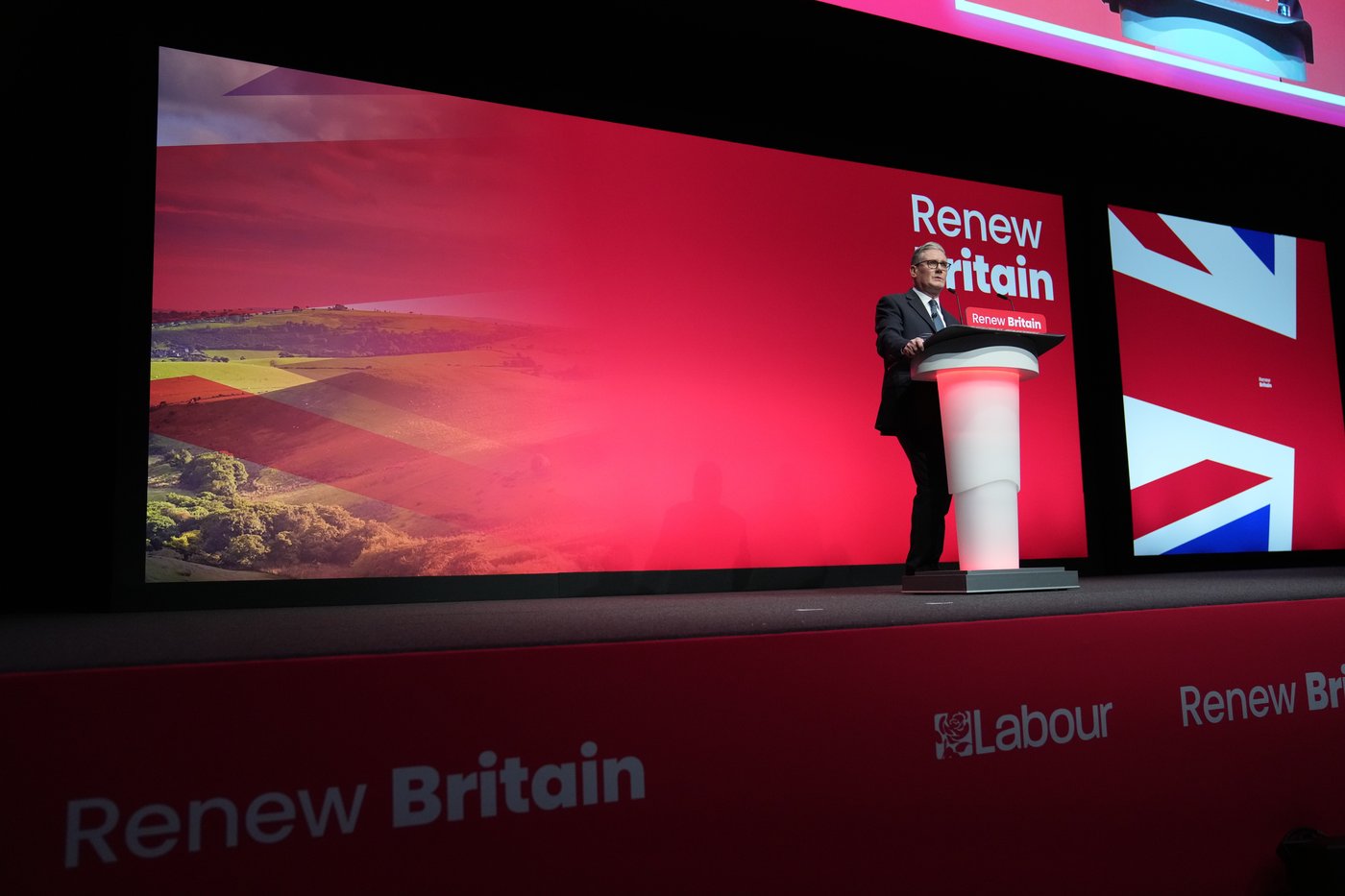 Starmer argues for inclusive patriotism and accuses Farage of trying to divide Britain | iNFOnews.ca