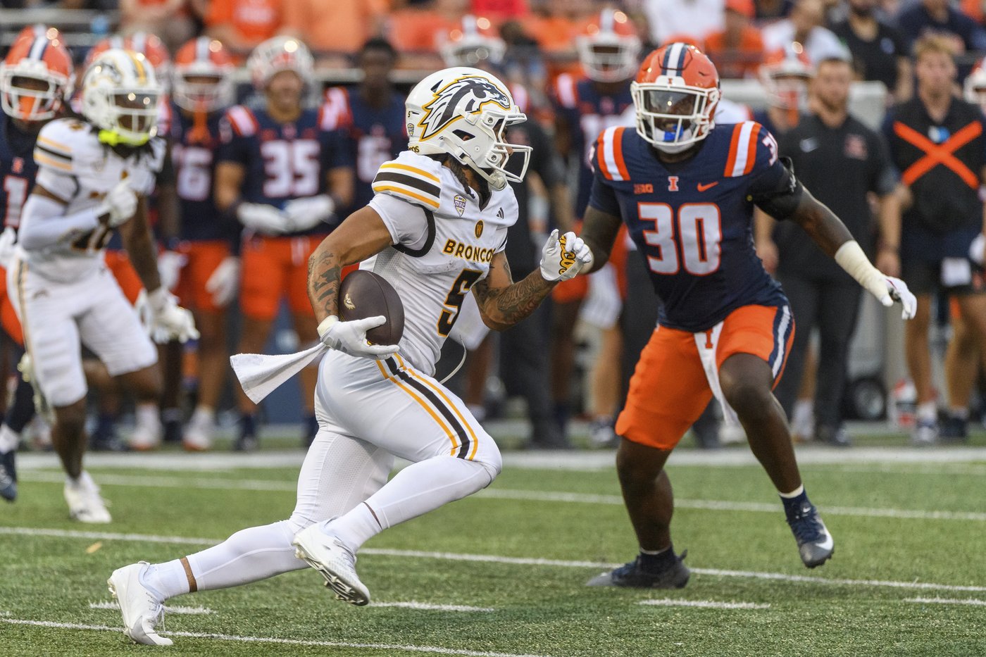 Luke Altmyer scores 3 TDs, No. 9 Illinois shuts out Western Michigan | iNFOnews.ca Luke Altmyer scores 3 TDs, No. 9 Illinois shuts out Western Michigan | iNFOnews.ca