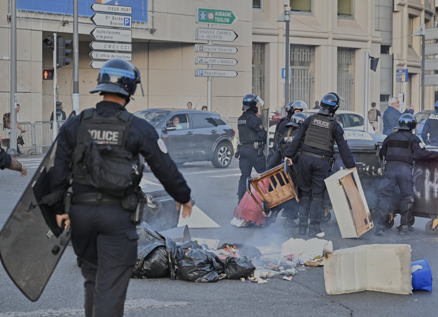 Protesters block roads and start fires across France to challenge the new prime minister, in photos | iNFOnews.ca