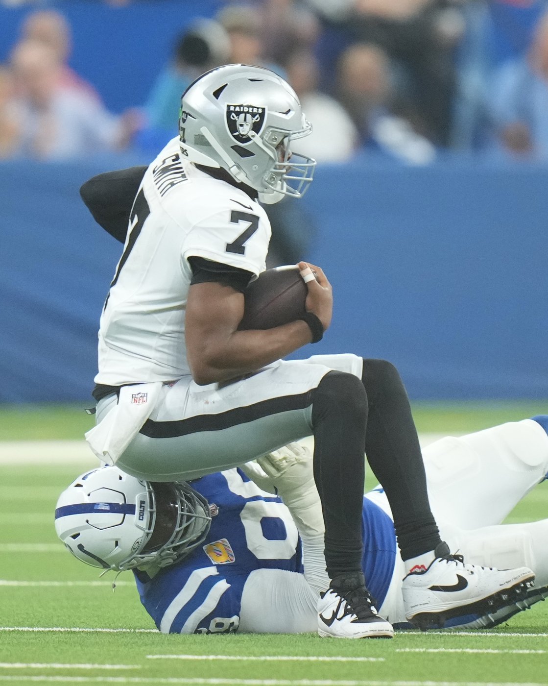 Jonathan Taylor runs for 3 touchdowns and Daniel Jones throws for 2 as Colts rout Raiders 40-6 | iNFOnews.ca