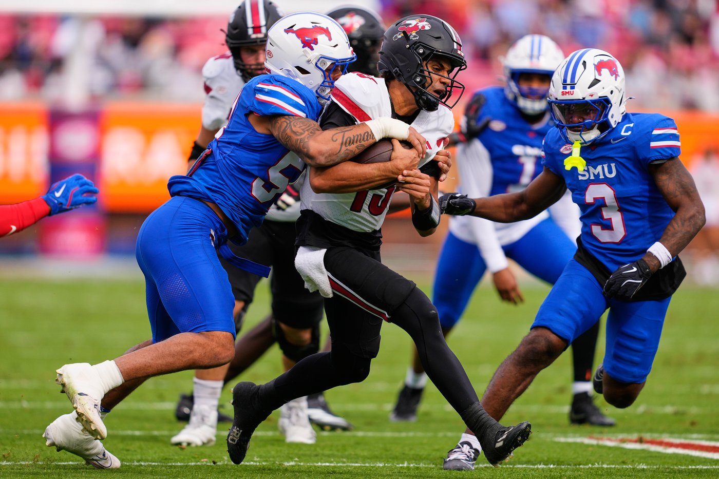Louisville QB Miller Moss doesn't play in loss at SMU because of a foot injury | iNFOnews.ca