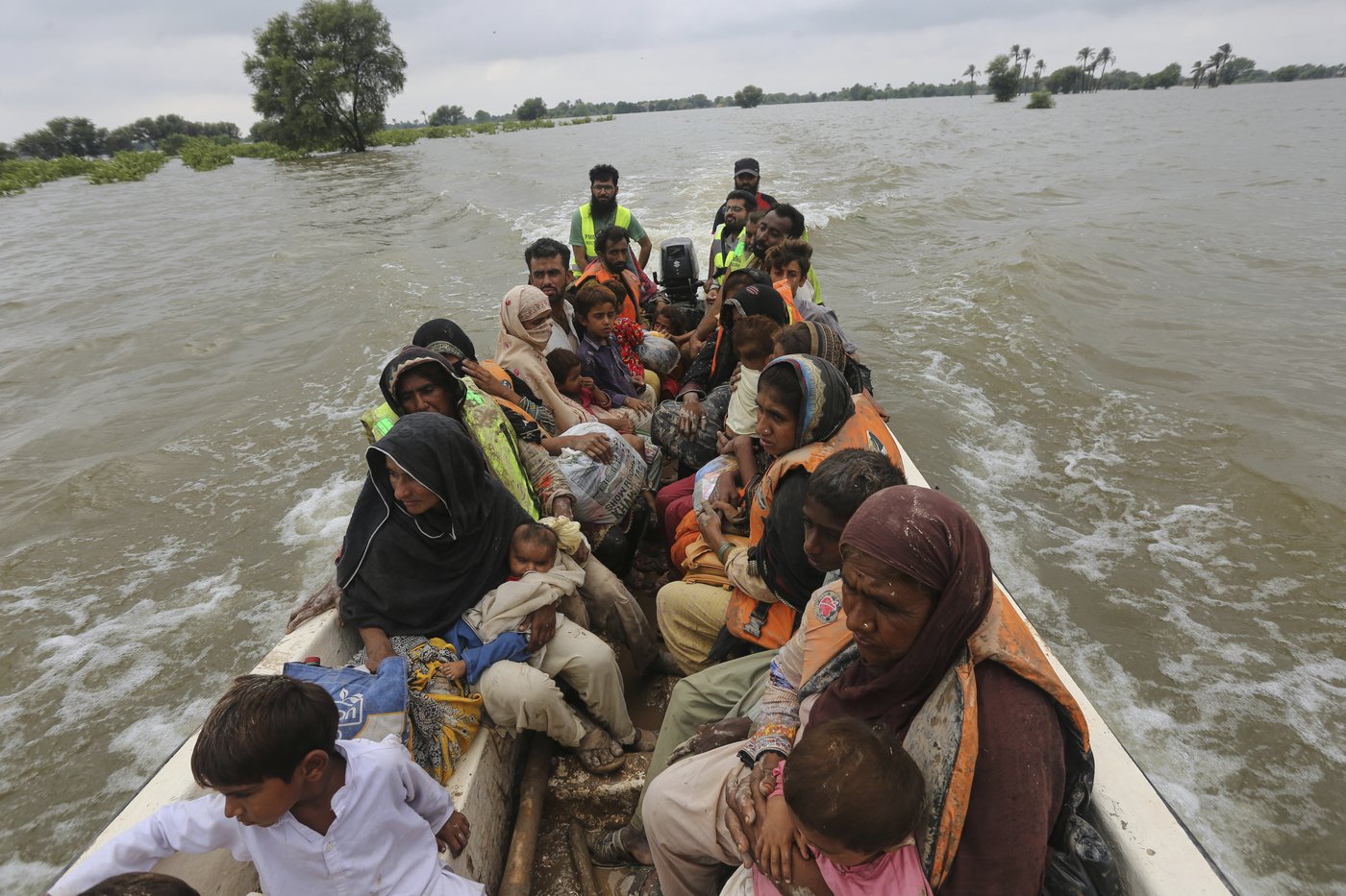 Pakistan evacuates 25,000 people from eastern city as rivers threaten flooding | iNFOnews.ca