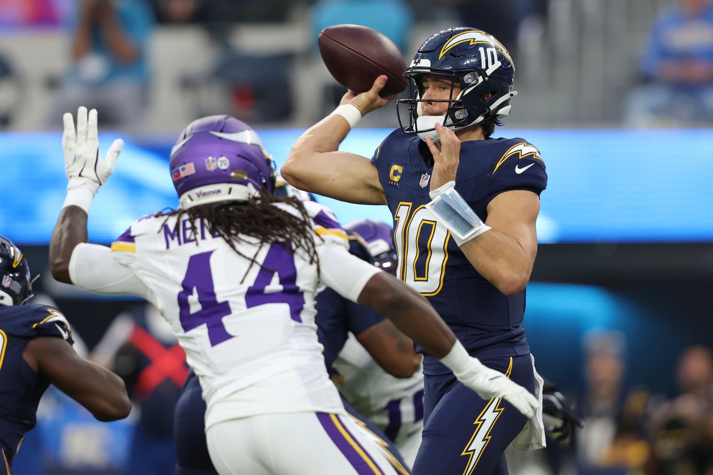 Chargers' Justin Herbert sets NFL completion record through 6 seasons | iNFOnews.ca Chargers' Justin Herbert sets NFL completion record through 6 seasons | iNFOnews.ca