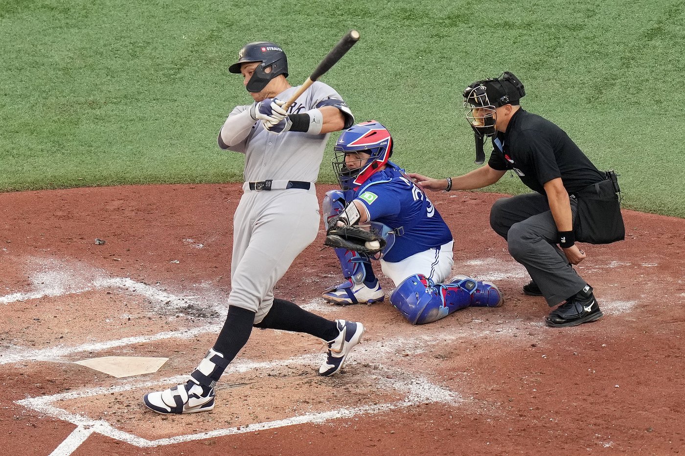 Photo Gallery: Blue Jays beat Yankees 13-7 in Game 2 of ALDS | iNFOnews.ca