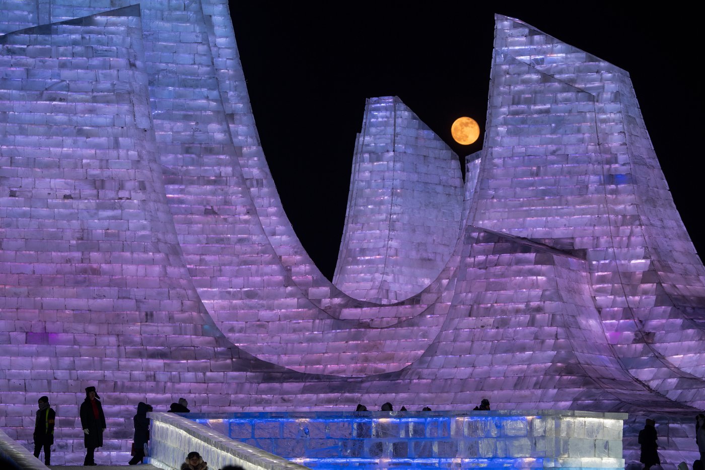 An annual ode to ice is carved in frozen northern China | iNFOnews.ca An annual ode to ice is carved in frozen northern China | iNFOnews.ca