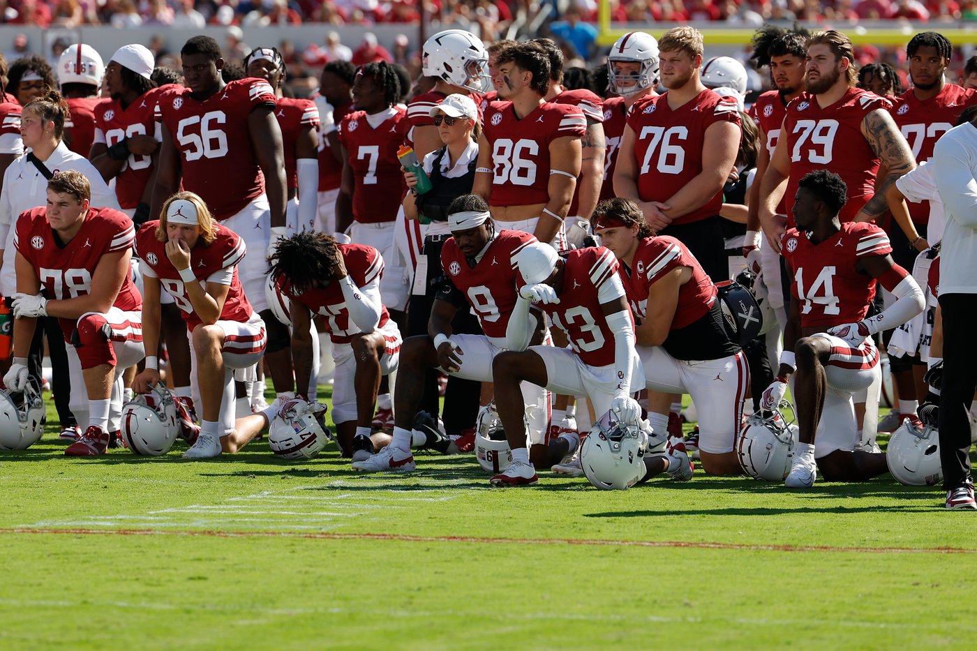 Oklahoma WR Keontez Lewis leaves game after headfirst collision with brick barrier | iNFOnews.ca