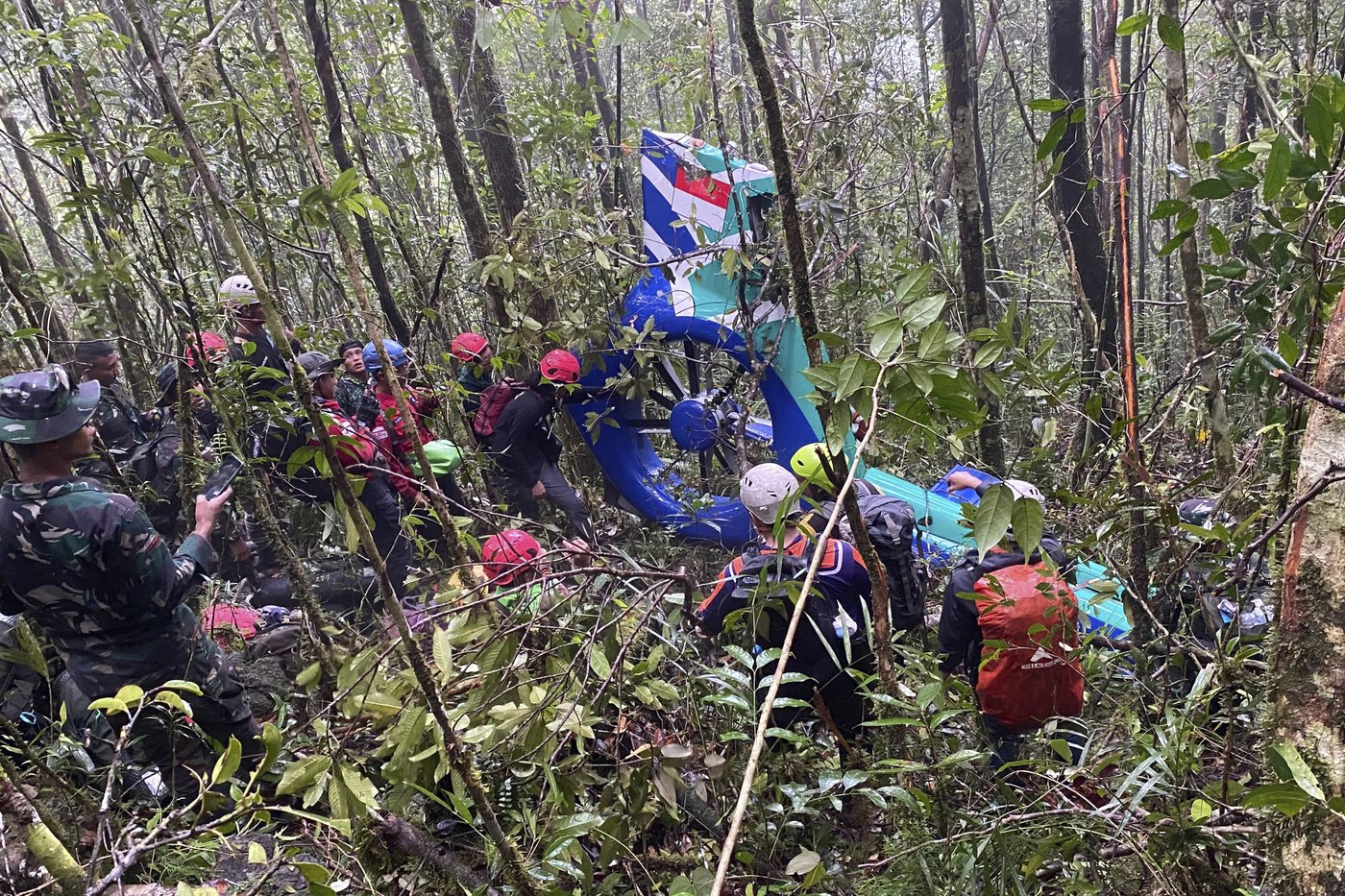 Indonesian rescuers find helicopter crash site on Borneo and recover 1 body so far | iNFOnews.ca Indonesian rescuers find helicopter crash site on Borneo and recover 1 body so far | iNFOnews.ca