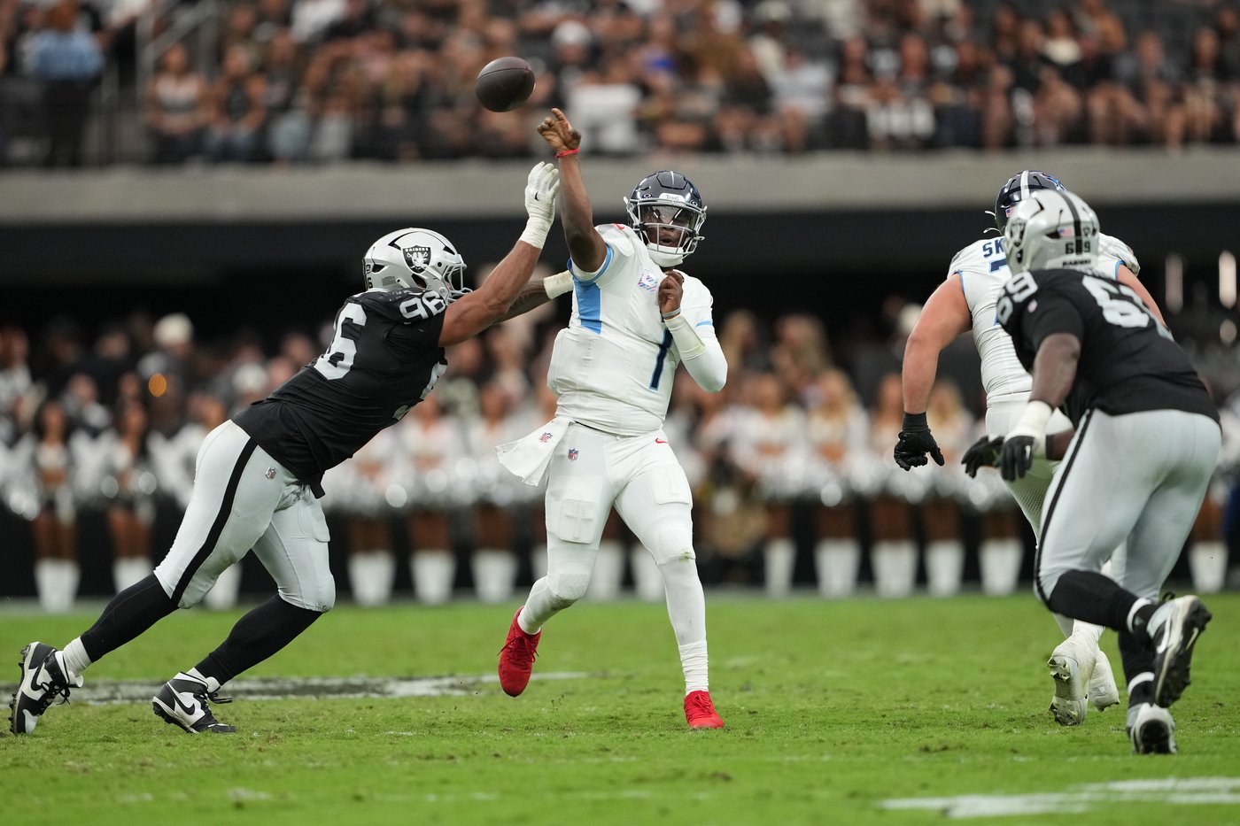 The Raiders end a 4-game skid by dominating on defense to beat the Titans 20-10 | iNFOnews.ca The Raiders end a 4-game skid by dominating on defense to beat the Titans 20-10 | iNFOnews.ca