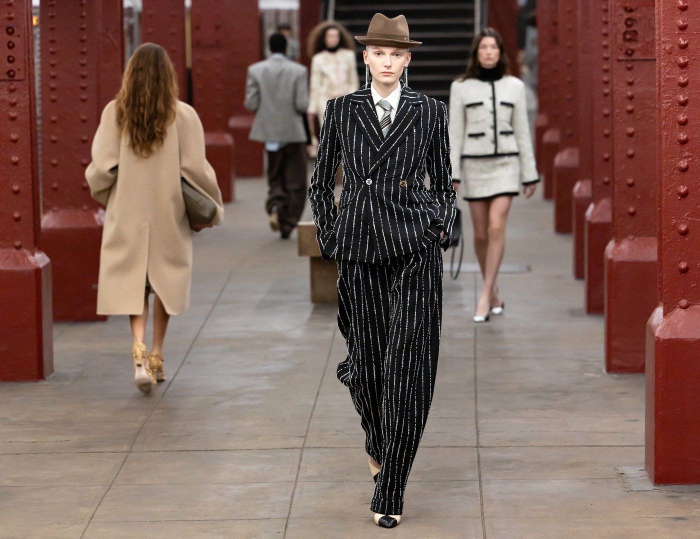 Chanel's new showman stages an ode to NYC with star-packed runway show on a real subway platform | iNFOnews.ca