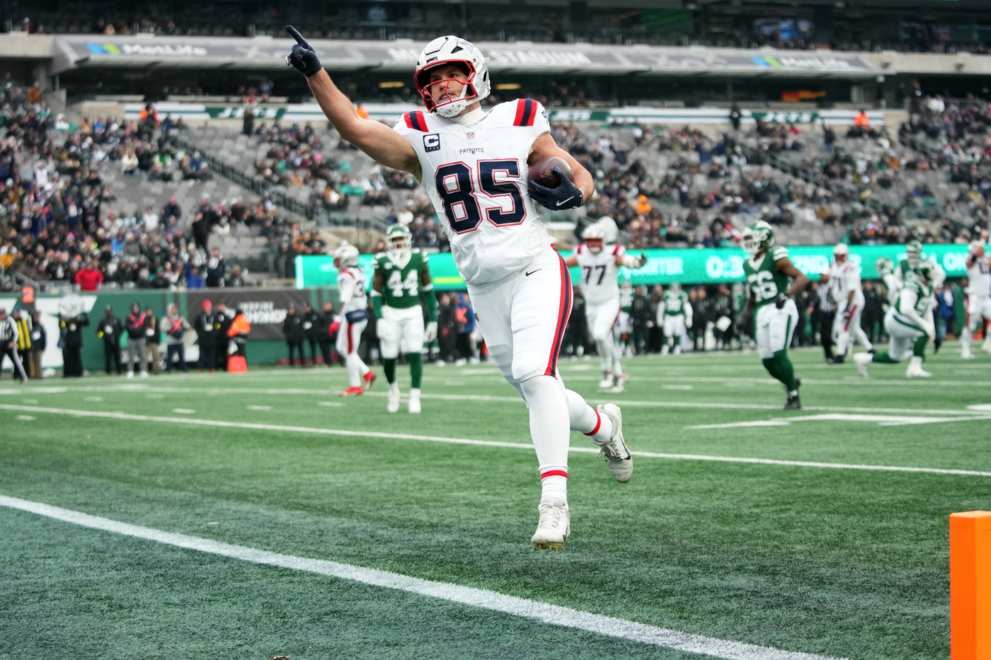 Patriots get career-high 5 TD passes from Maye in 42-10 rout of Jets, win AFC East a few hours later | iNFOnews.ca