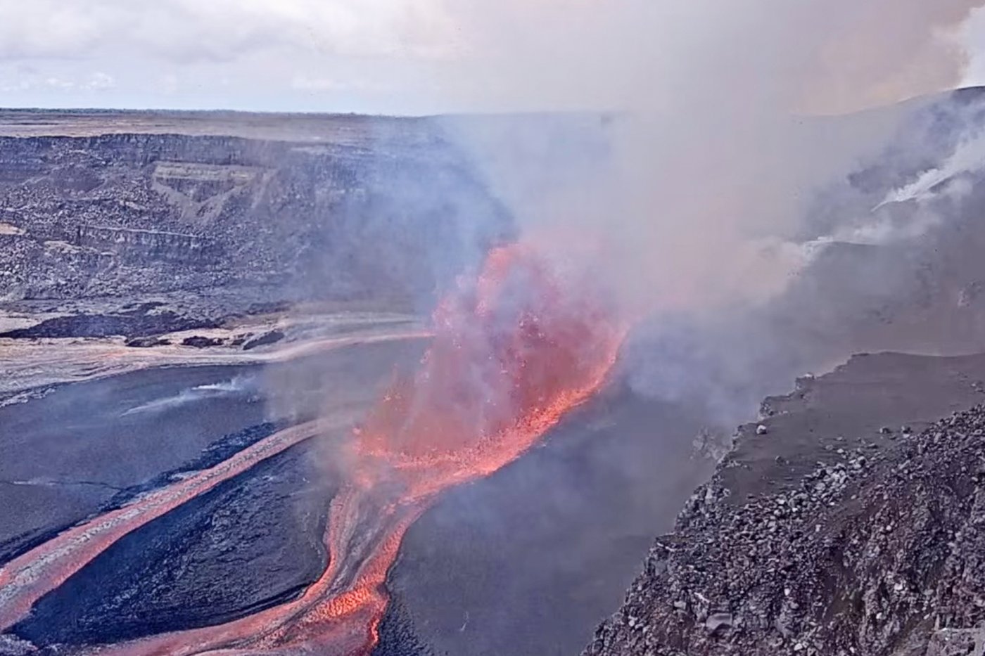 Hawaii's Kilauea volcano erupts with lava pouring out from multiple vents | iNFOnews.ca Hawaii's Kilauea volcano erupts with lava pouring out from multiple vents | iNFOnews.ca