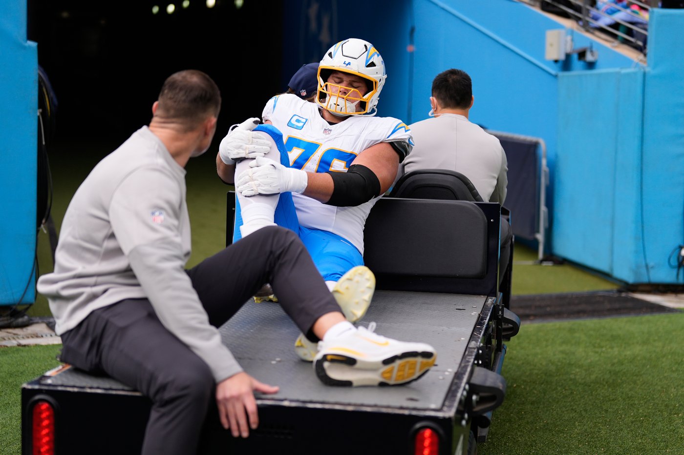 Chargers left tackle Joe Alt carted off field with right ankle injury | iNFOnews.ca