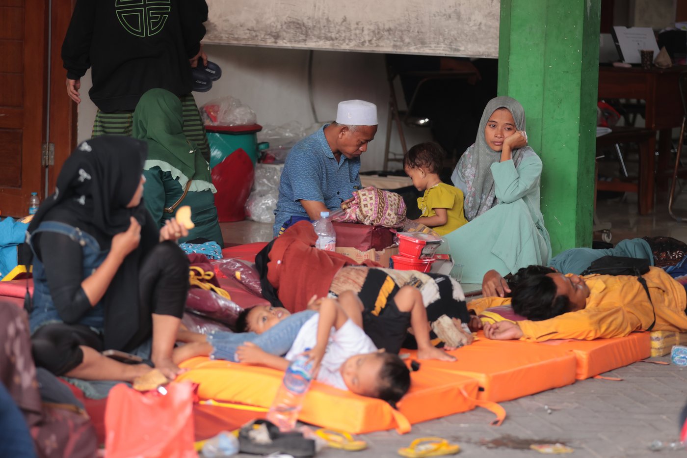 Rescuers run oxygen to survivors in Indonesia school building collapse that buried dozens | iNFOnews.ca Rescuers run oxygen to survivors in Indonesia school building collapse that buried dozens | iNFOnews.ca