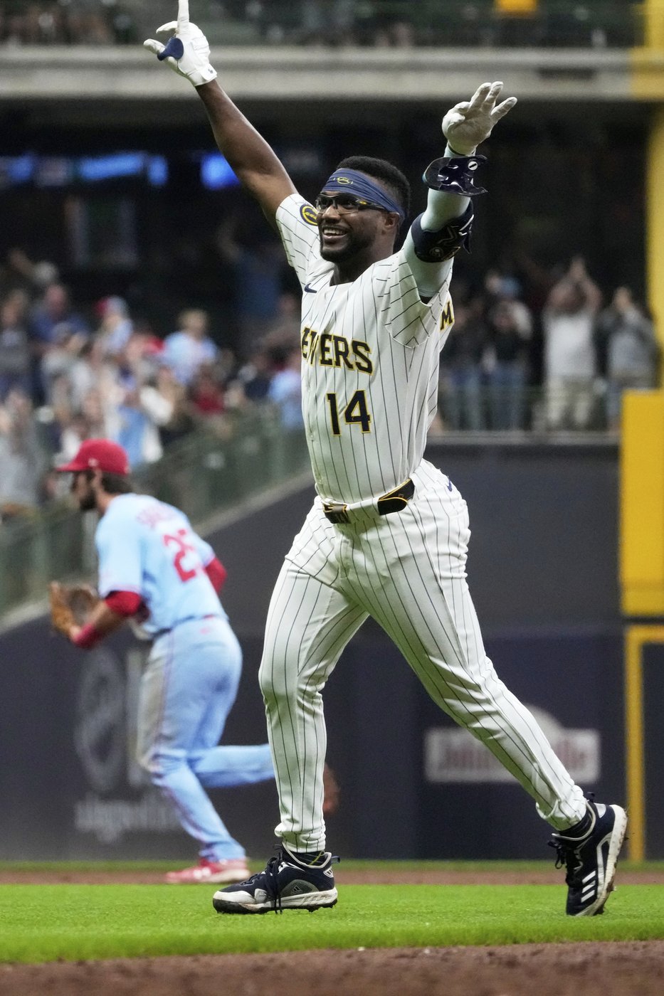 Playoff-bound Brewers rally from 5 runs down to beat skidding Cardinals 9-8 in 10 innings | iNFOnews.ca