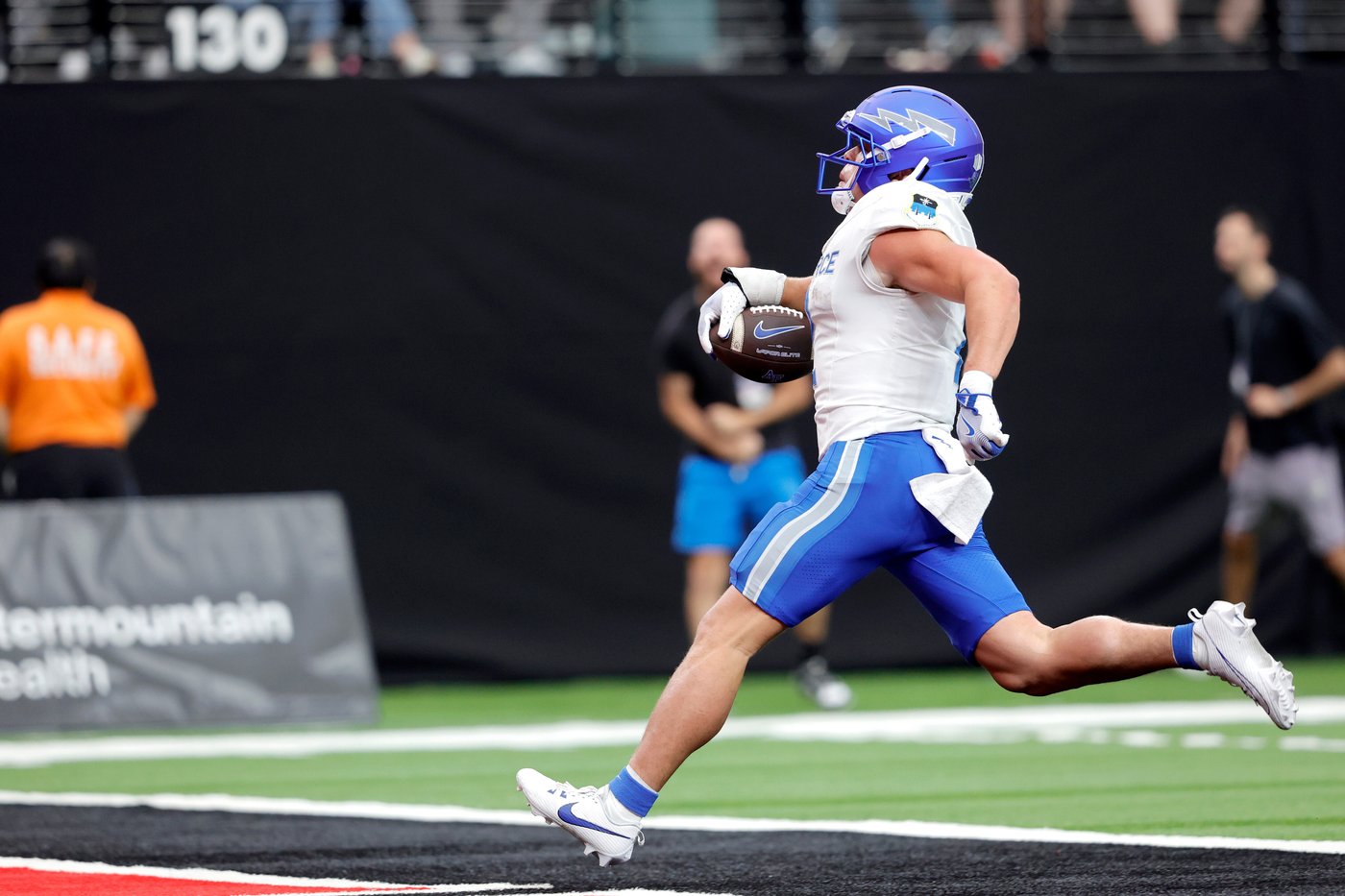 Colandrea scores on 19-yard TD run with 36 seconds left, lifts undefeated UNLV past Air Force 51-48 | iNFOnews.ca