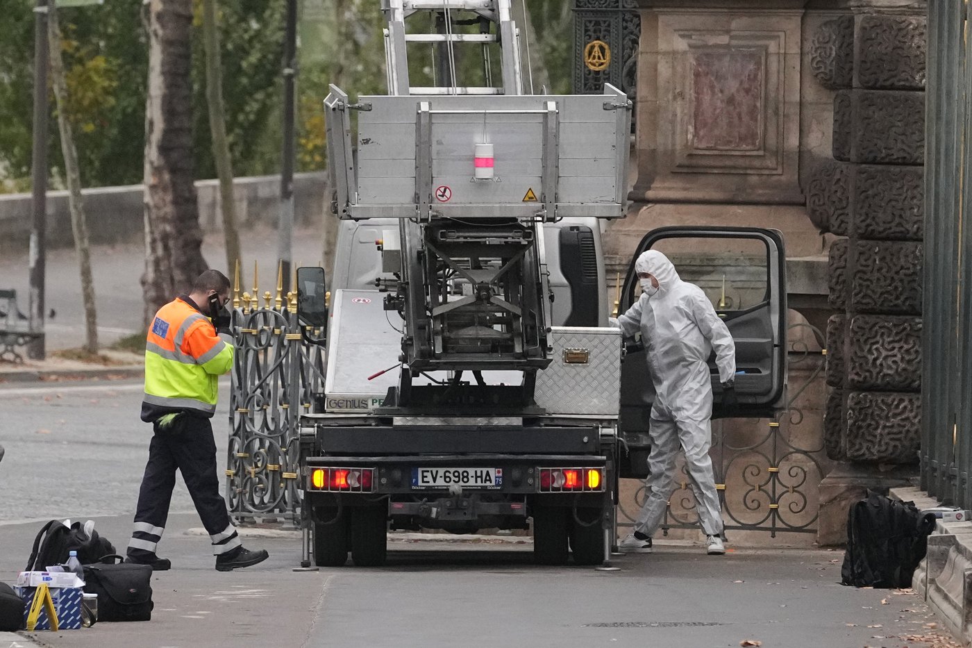 Thieves steal crown jewels in 4 minutes from Louvre Museum | iNFOnews.ca Thieves steal crown jewels in 4 minutes from Louvre Museum | iNFOnews.ca