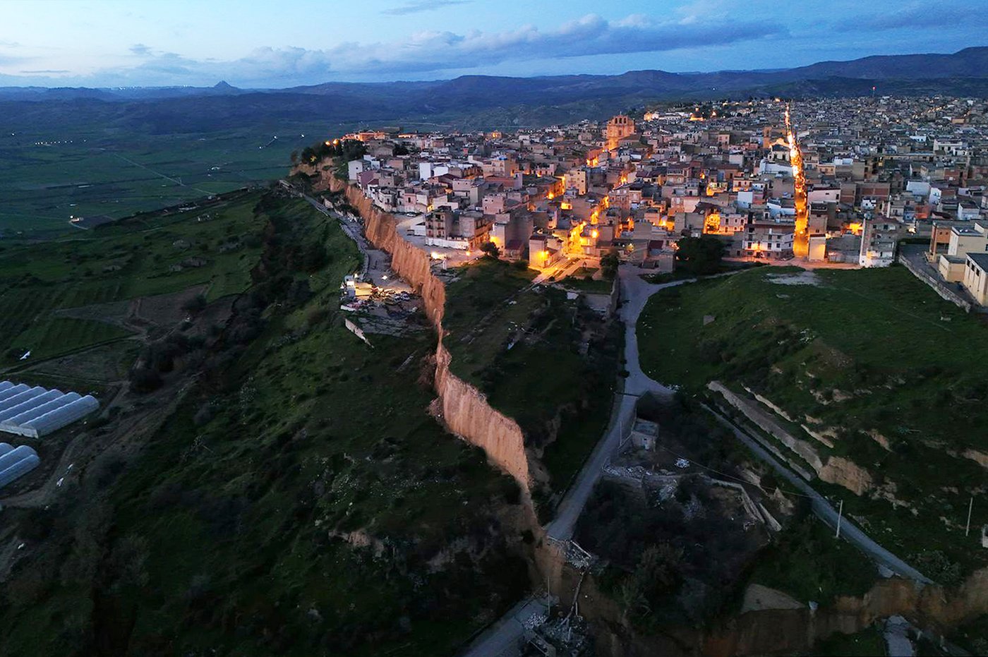 Huge landslide leaves Sicilian homes teetering on cliff edge as 1,500 people are evacuated | iNFOnews.ca