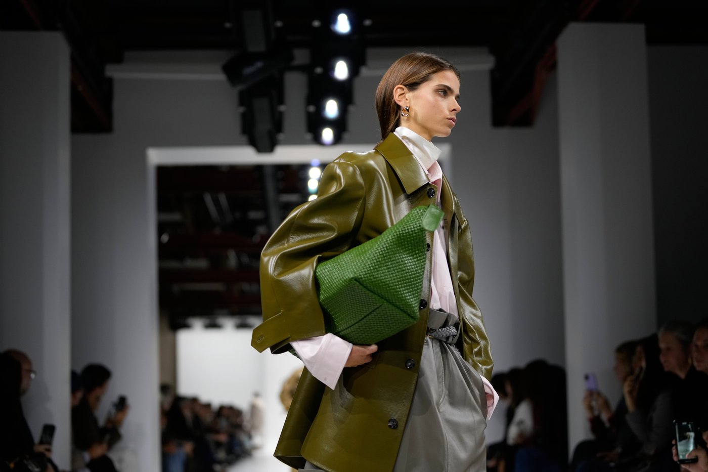 Louise Trotter's Bottega Veneta premiere delves into the house's craftsmanship with looks that swirl | iNFOnews.ca